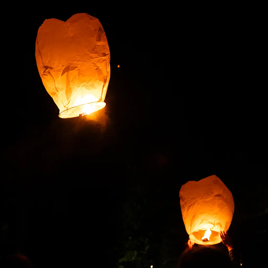 Weiße fliegende Laterne